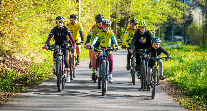 grupa rowerzystów