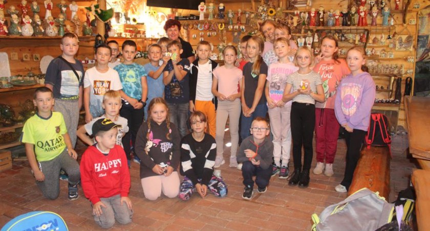 Uczniowie Szkoły Podstawowej nr 1 w Kamiennej Górze w Galerii pod Aniołem w Dobkowie