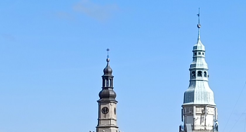 wieże kościoła pw. św. Piotra i Pawła oraz ratusza w Kamiennej Górze