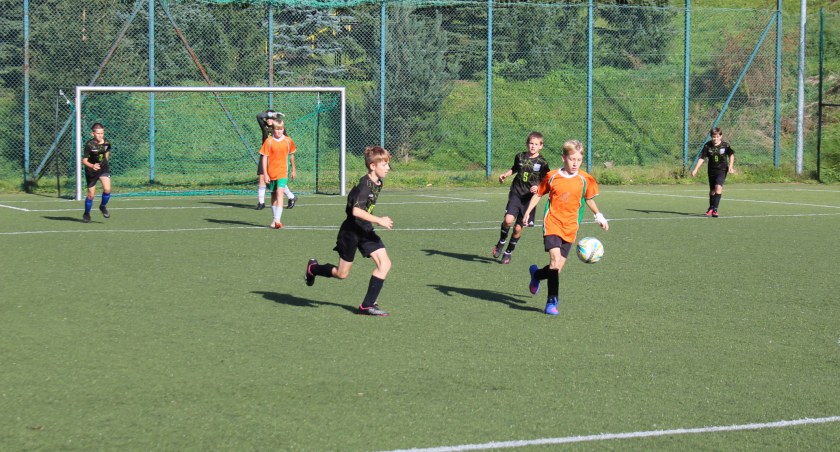 mecz mini piłki nożnej na Orliku nad zalewem w Kamiennej Górze