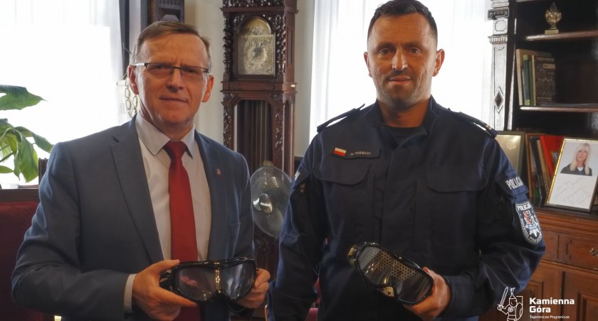Burmistrz Kamiennej Góry Janusz Chodasewicz i zastępca komendanta powiatowego podinspektor Mariusz Rusiecki