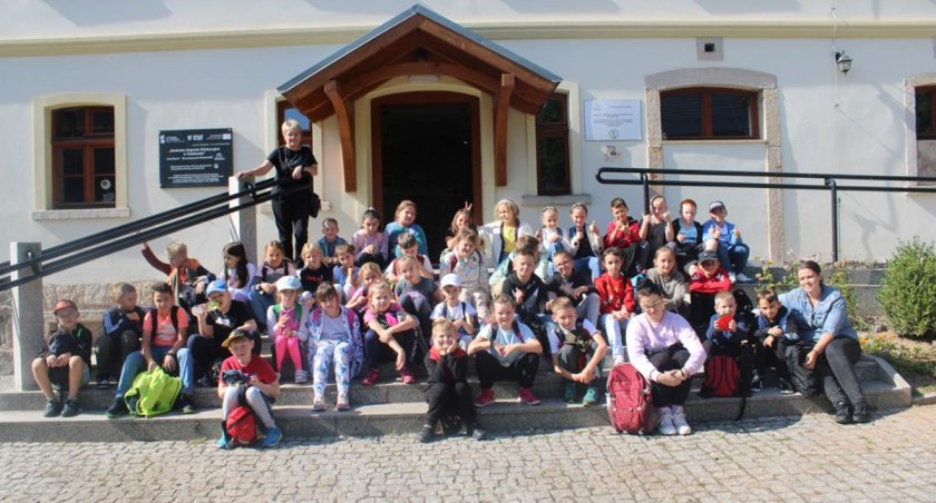 Uczniowie Szkoły Podstawowej nr 2 w Kamiennej Górze w Dobkowie