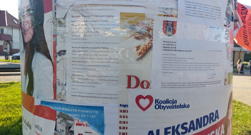 Wybory, polityka, Zaklejają obwieszczenia - zdjęcie, fotografia