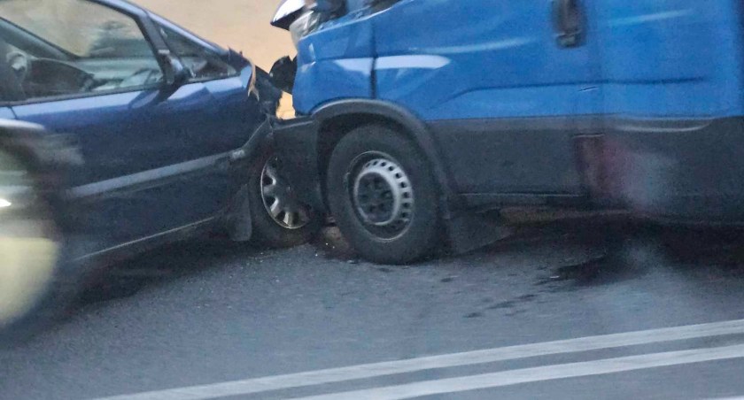 rozbite samochody na skrzyżowaniu ul. Krzeszowskiej i Kościuszki w Kamiennej Górze