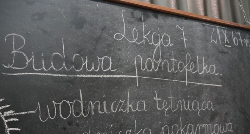 zdjęcie sala lekcyjna z 1967 roku Budowa pantofelka