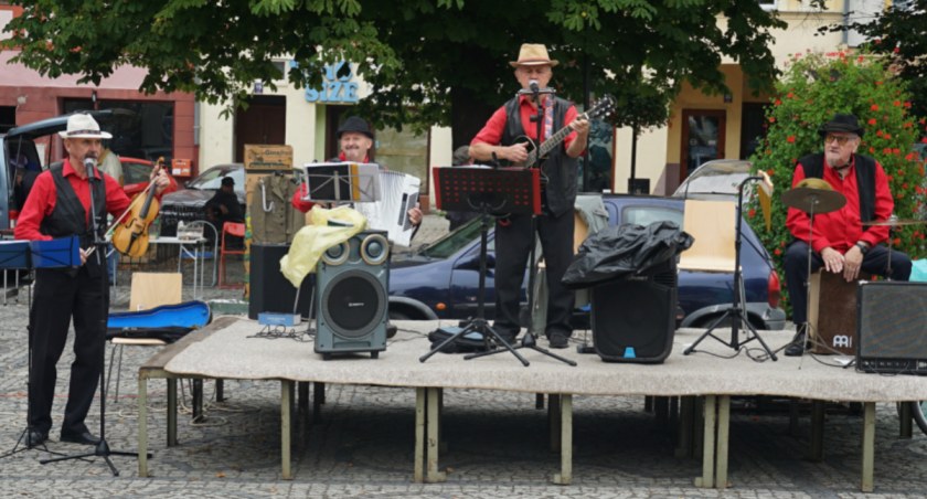 zdjęcie - podczas Retro Giełdy czas umilają zespoły muzyczne