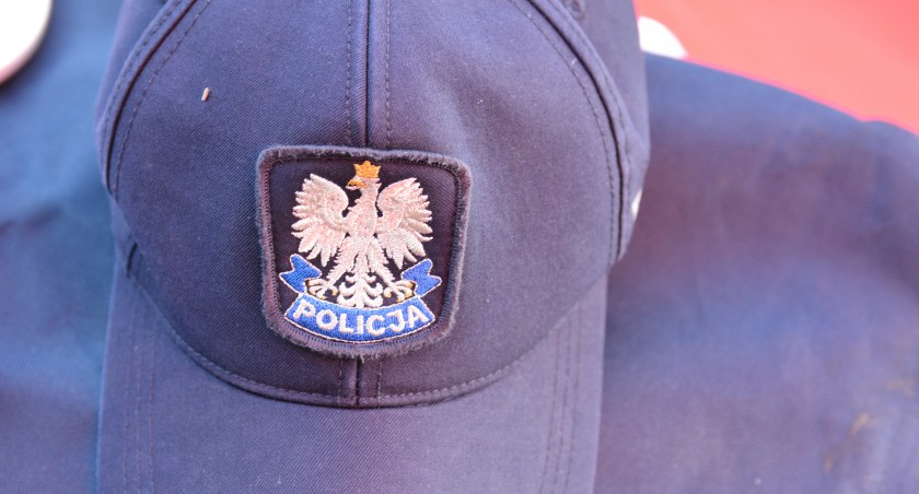 policyjna czapka