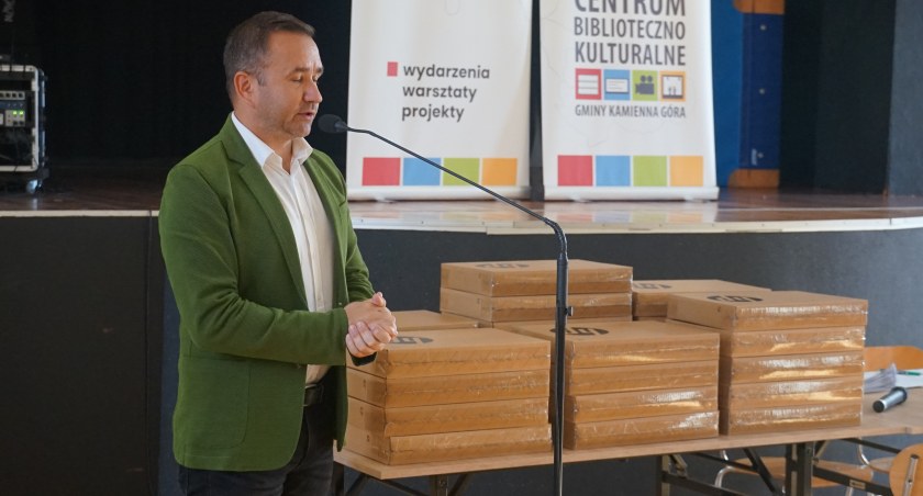 Wójt gminy przekazał laptopy sfinansowane przez NextGenerationEU