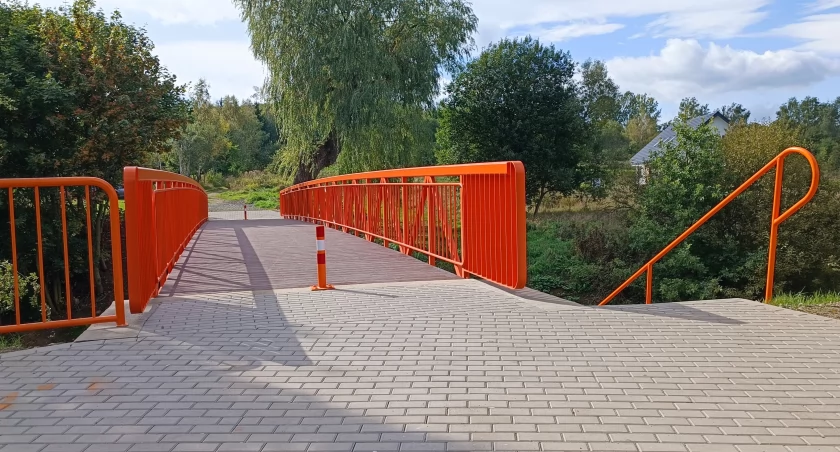 Kładka nad ścieżką rowerową