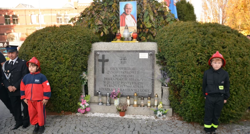 Obelisk ustawiony w 25-lecie pontyfikatu Jana Pawła II