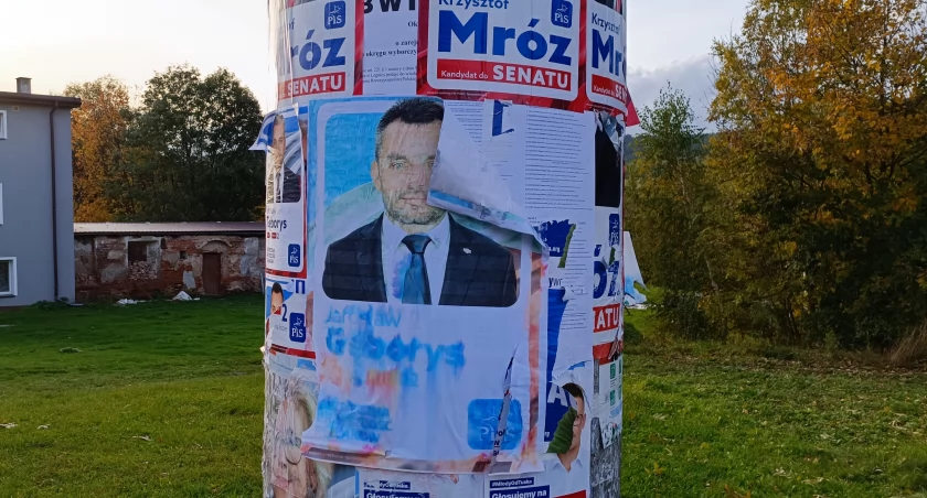 rozmyty plakat wyborczy