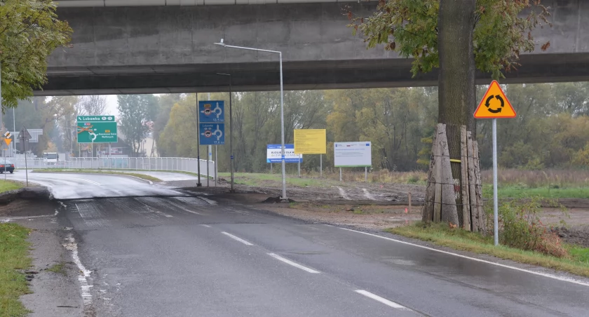 Sfrezowana nawierzchnia na drodze w Ptaszkowie
