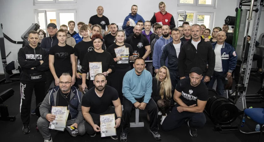 Uczestnicy zawodów drużynowych w wyciskaniu sztangi leżąc