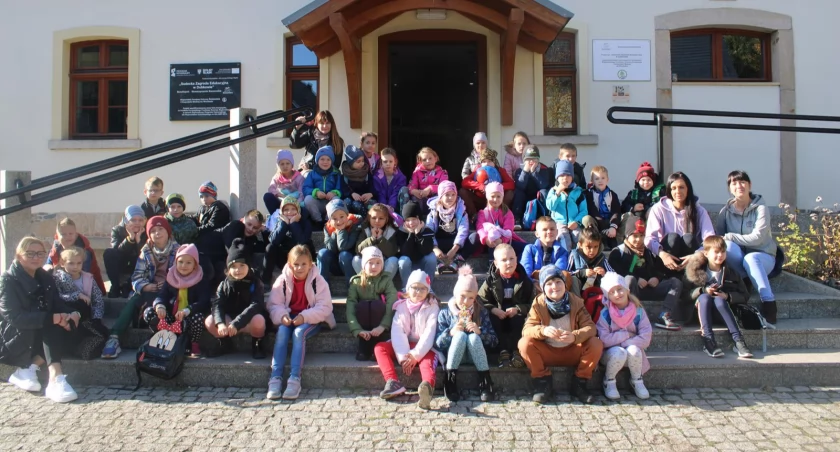 Uczniowie ze Szkoły Podstawowej nr 2 w Kamiennej Górze w Sudeckiej Zagrodzie Edukacyjnej w Dobkowi