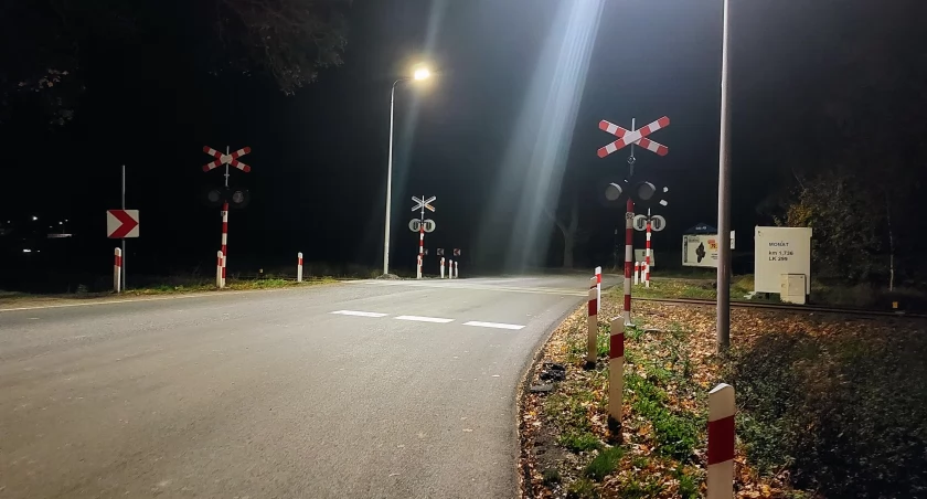 Przejazd między Kamienną Góra, a Pisarzowicami bez znaku STOP