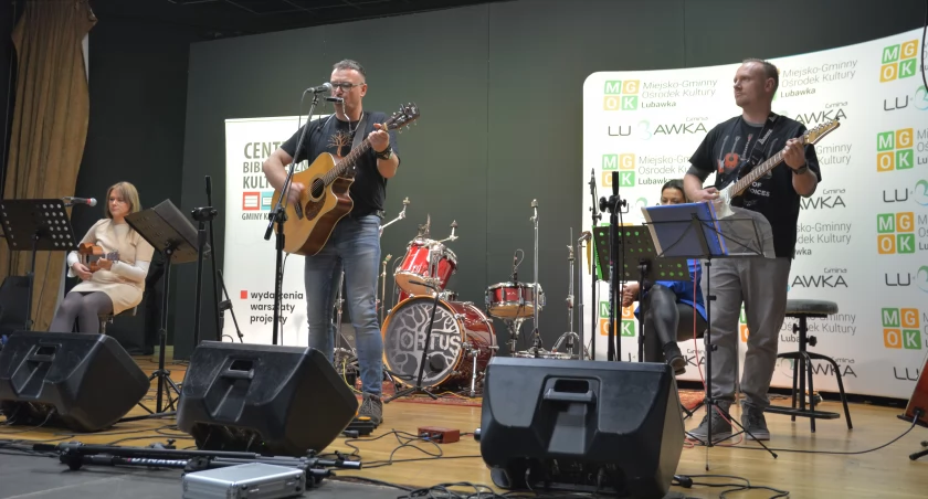Zespół Imaginacja na scenie Domu Kultury w Lubawce