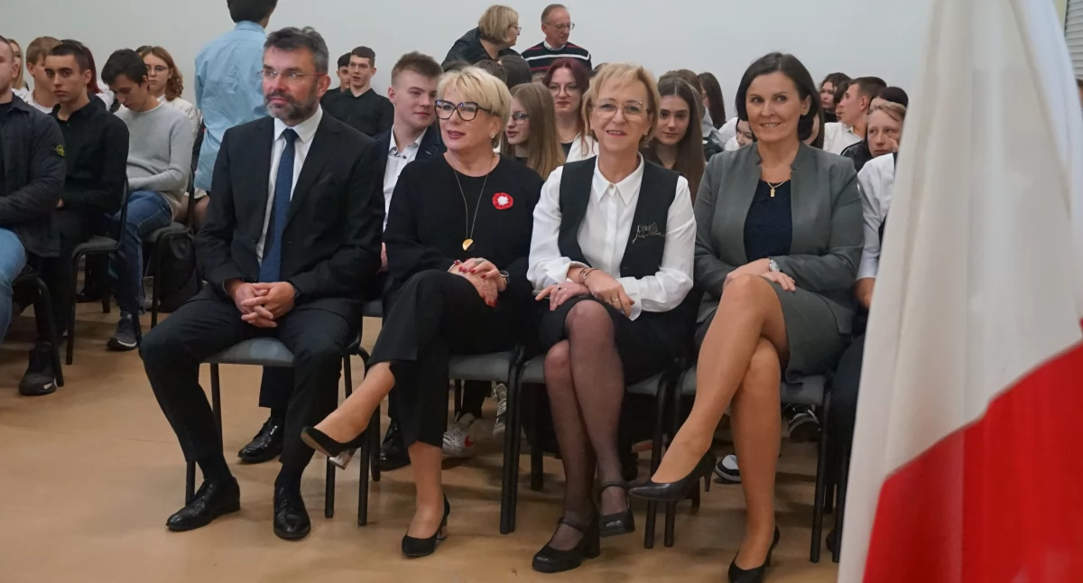 Szkoły, edukacja, okazji Święta Niepodległości - zdjęcie, fotografia