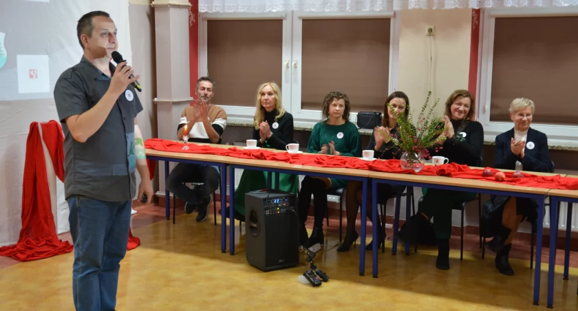 Damian Skorupiński i członkowie stowarzyszenia Wspólnie dla Chełmska