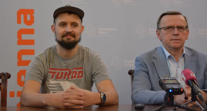 Michał Tabak, stowarzyszenie Lepsze Dziś oraz Janusz Chodasewicz burmistrz Kamiennej Góry