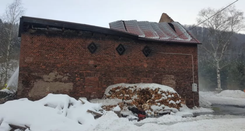 fot PSP, zawalona ściana budynku w Błażkowej