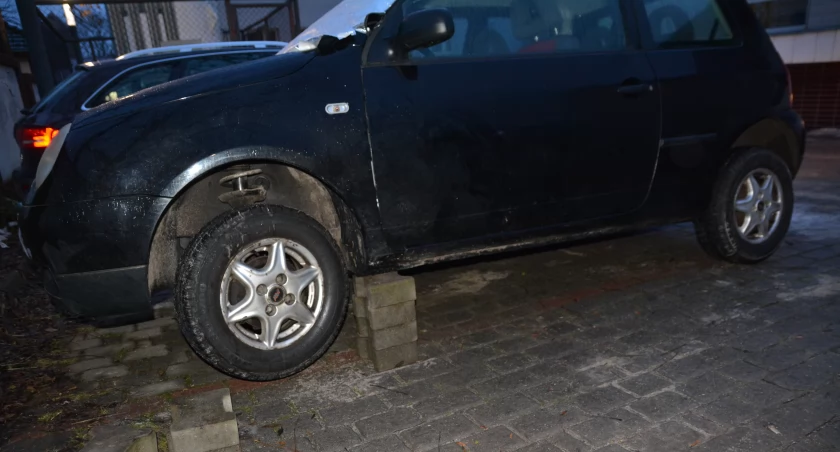 Policja, Kradzież szpitalnym parkingu - zdjęcie, fotografia