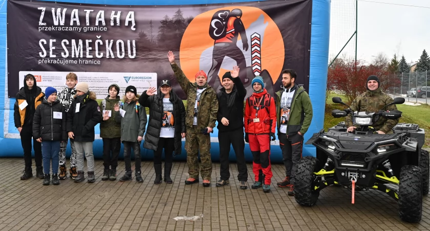 Grupa polskich dzieci wyruszyła na trasę prowadzącą na skocznię w Lubawce