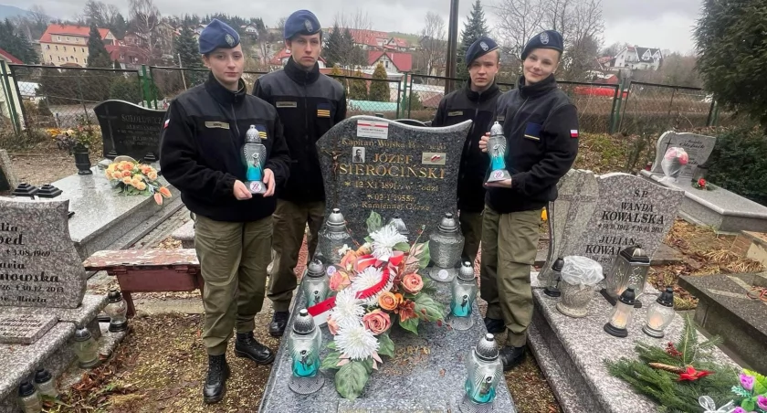 Młodzież ZSZiO w Kamiennej Górze przy grobie majora Józefa Sierocińskiego