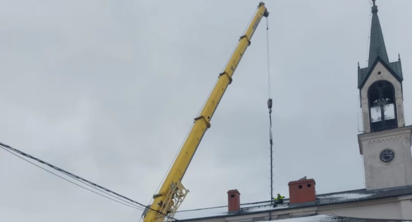Demontaż masztu z dachu ratusza w Lubawce