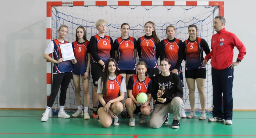 drużyna dziewcząt z ZSZiO Kamienna Góra