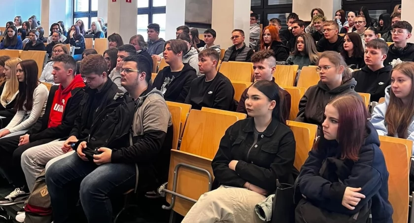 uczniowie ZSZiO z Kamiennej Góry na wykładach na Uniwersytecie Ekonomicznym