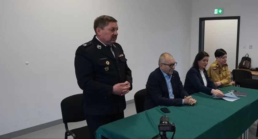 Komendant powiatowy ZOSP Jan Kasprzyk, marszałek Cezary Przybylski, dyrektor Agnieszka Sokołowska i p.o. Komendant Powiatowy PSP w Kamiennej Górze st. bryg. mgr inż. Agnieszka Mendelska