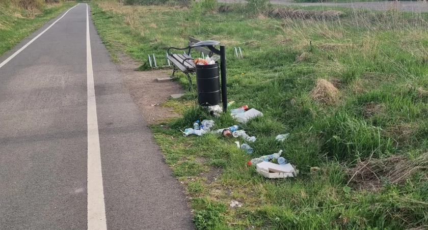 śmieci przy ścieżce rowerowej w Krzeszowej