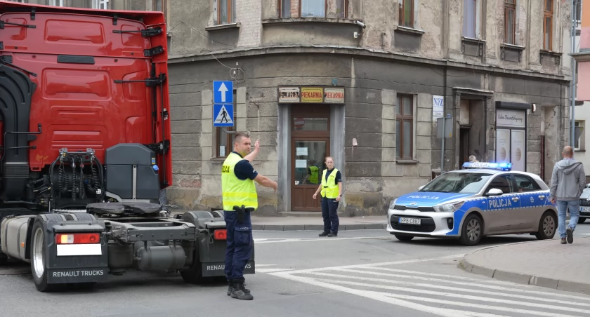 ciężarówka na skrzyżowaniu w centrum Kamiennej Góry