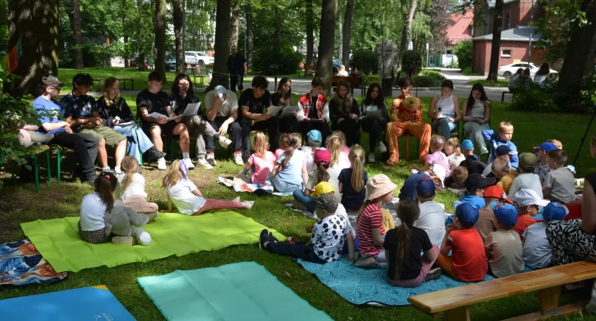 Czytanie na trawie w Kamiennej Górze