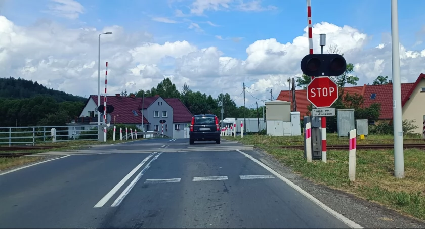 przejazd kolejowy w Dębrzniku