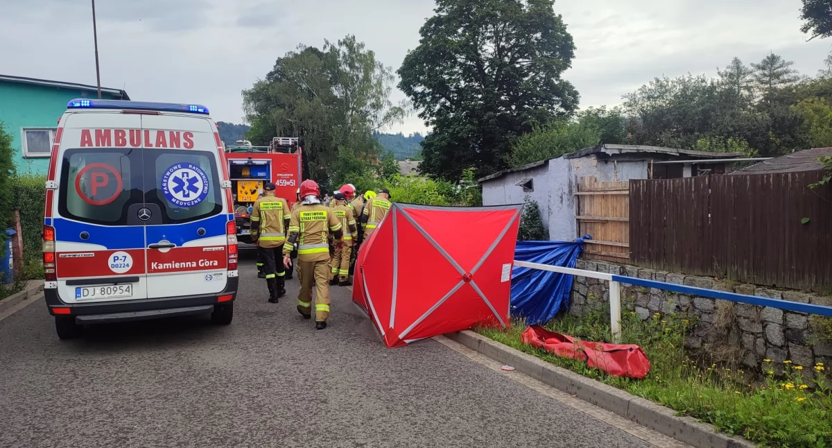 Straż pożarna, Martwy mężczyzna rzece - zdjęcie, fotografia