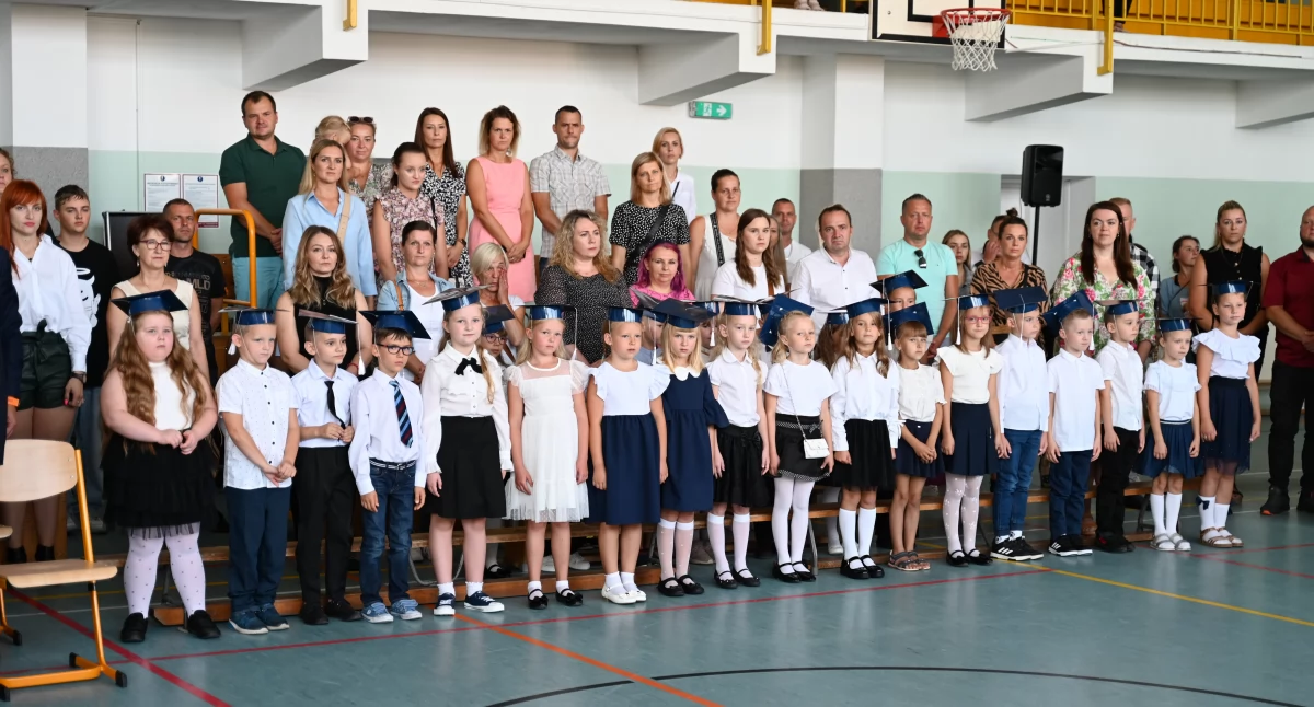 Szkoły, edukacja, Nietypowe przywitanie pierwszaków - zdjęcie, fotografia