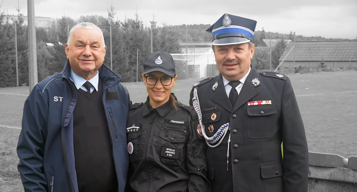 Na zdjęciu od lewej Jan Grygorcewicz (wiceprezes wojewódzki OSP), Natalia Jaworek (prezes gminna OSP) i Jan Kasprzyk (wiceprezes wojewódzki i prezes powiatu kamiennogórskiego OSP)