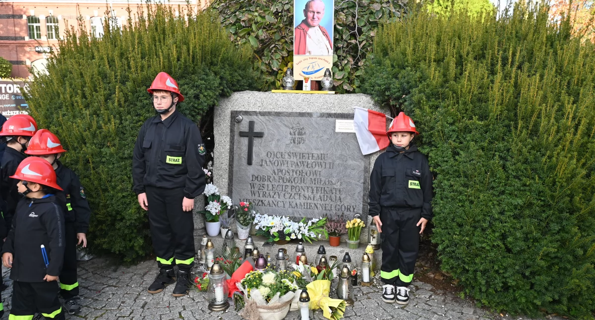 Wartę przy obelisku pełnili młodzi strażacy z Ptaszkowa