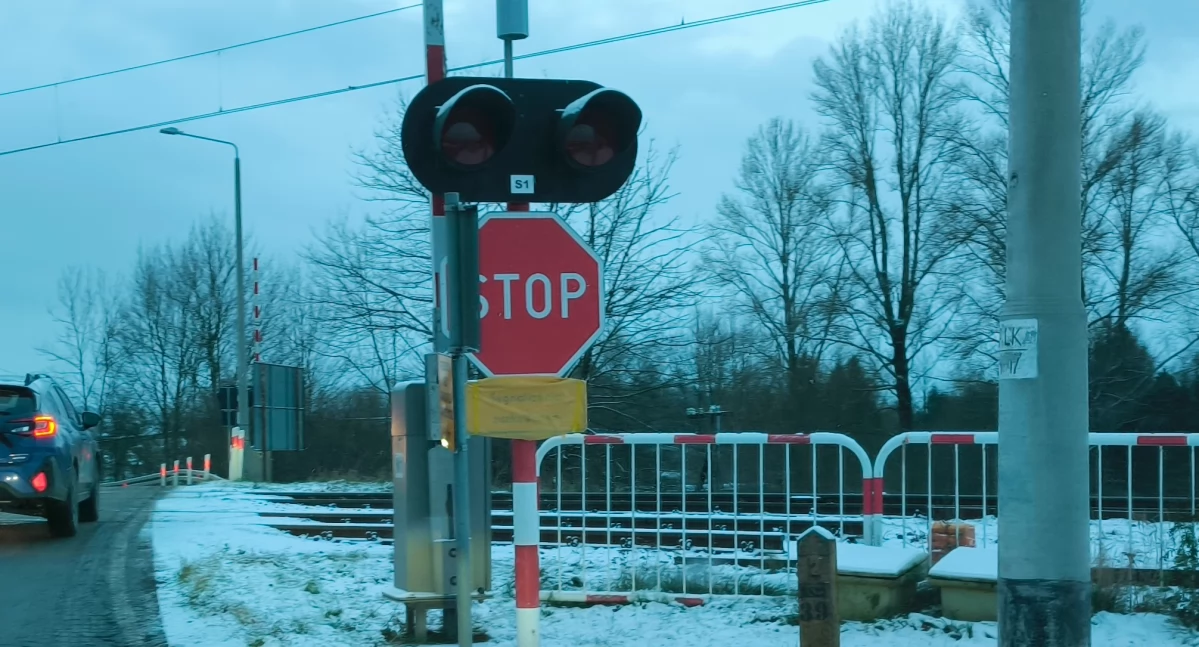 Ostrzeżenia, oznakowanie przejazdu - zdjęcie, fotografia