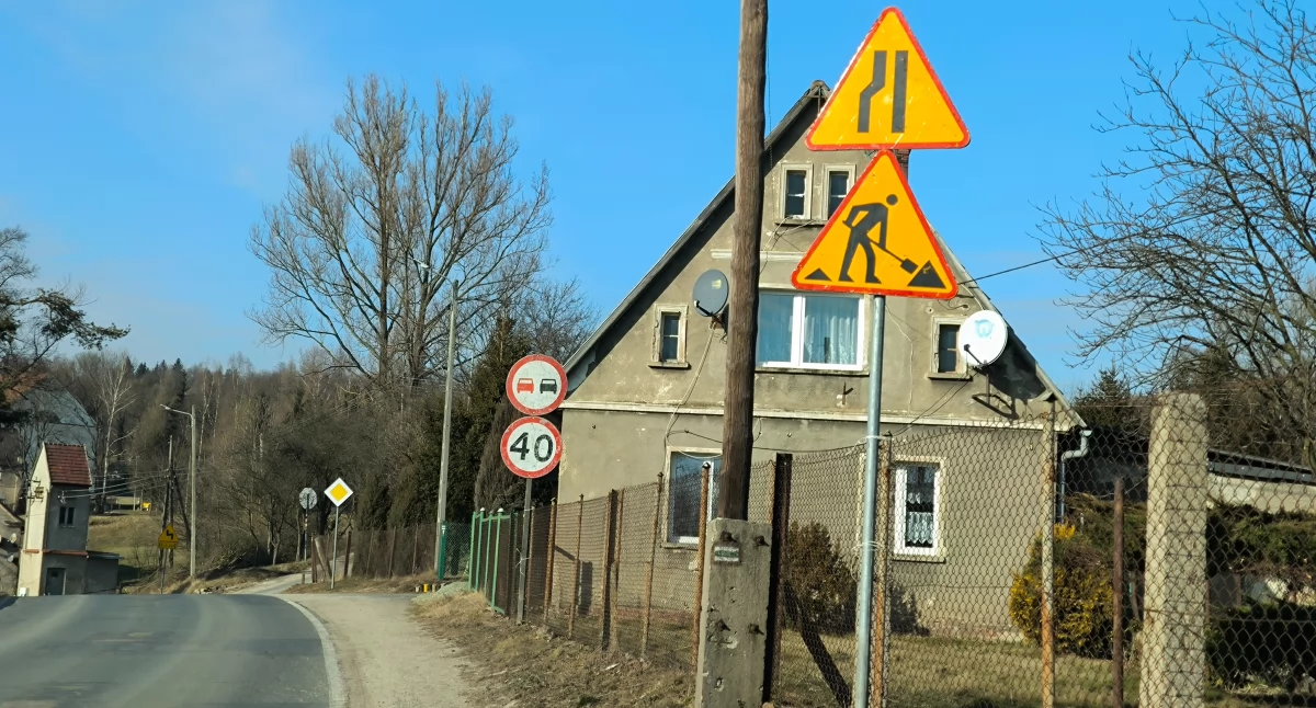 Inwestycje, remonty, Uwaga Marciszowie rozpoczął remont drogi - zdjęcie, fotografia