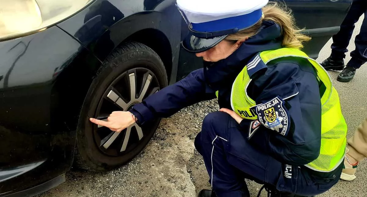 Policja, Policjanci zakwestionowali techniczny skontrolowanych pojazdów - zdjęcie, fotografia
