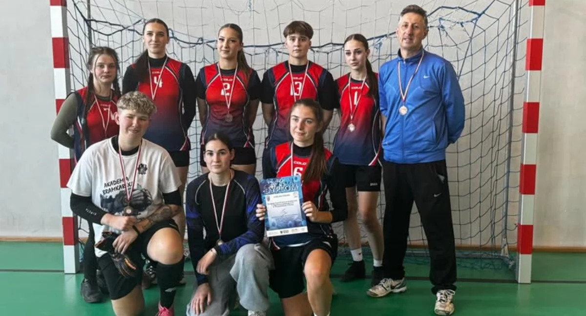 Sport szkolny, Licealiada halowa piłka nożna dziewcząt finał strefy - zdjęcie, fotografia