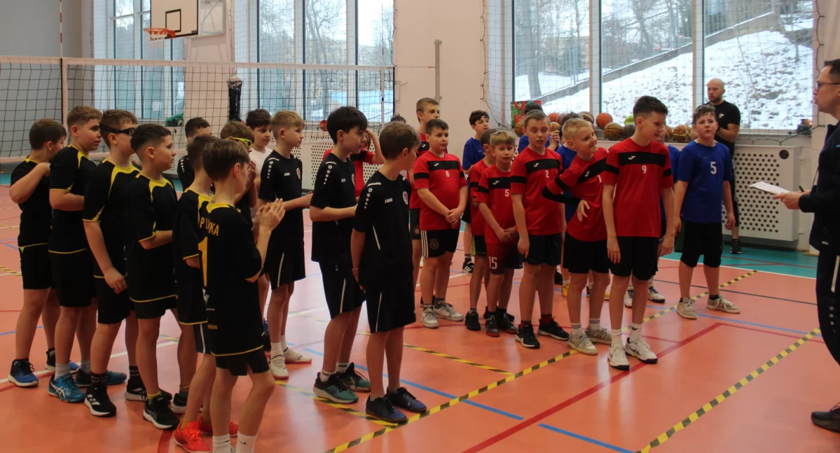 Sport szkolny, Igrzyska Dzieci siatkarskie „trójki” chłopców finał powiatowy - zdjęcie, fotografia