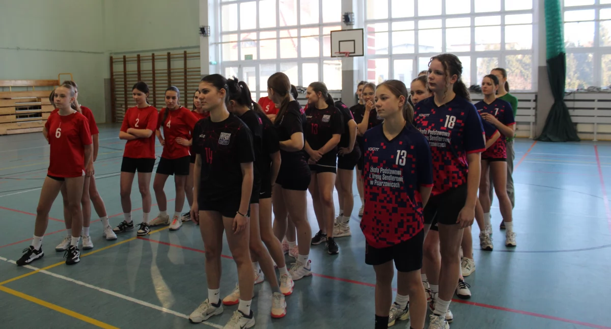 Sport szkolny, Igrzyska Młodzieży Szkolnej piłka ręczna dziewcząt finał powiatowy - zdjęcie, fotografia