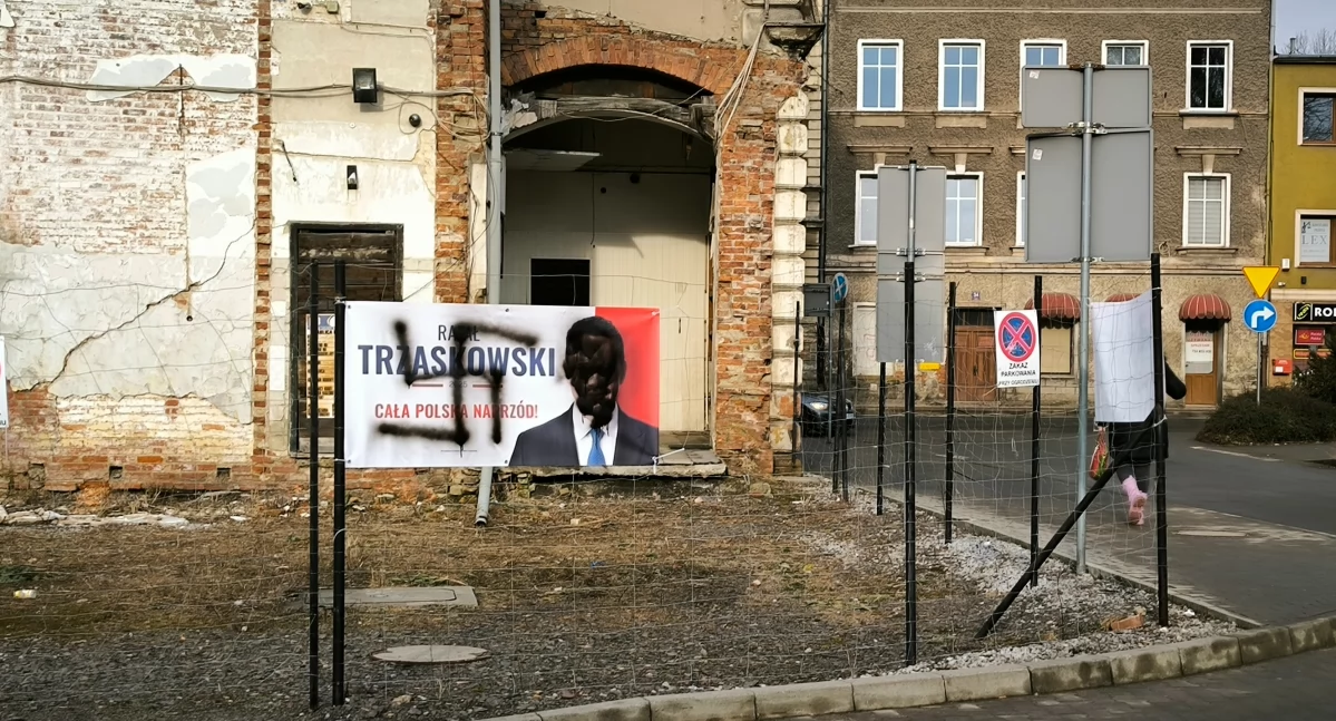 Wybory, polityka, Zniszczone banery wyborcze - zdjęcie, fotografia