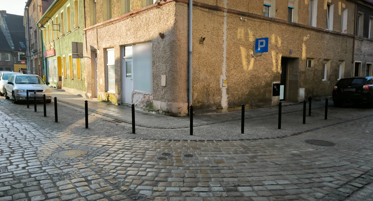 Ostrzeżenia, Słupki skrzyżowaniu centrum Kamiennej Góry - zdjęcie, fotografia