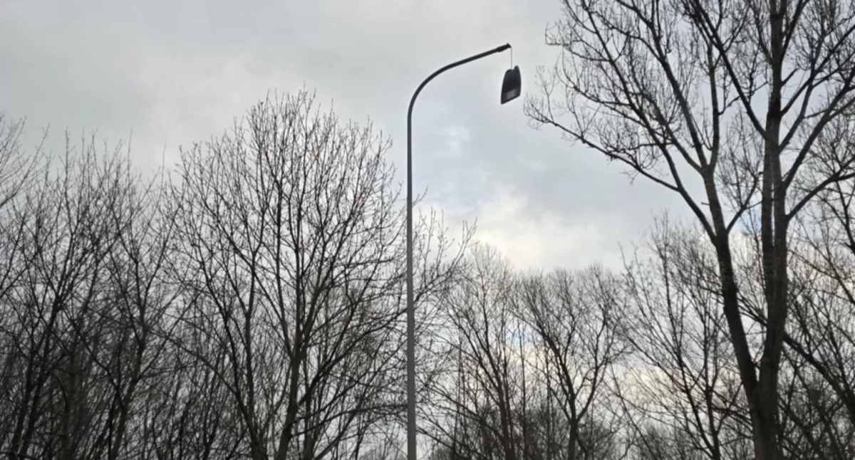 Powiat, Uszkodzona latarnia Kamiennej Górze - zdjęcie, fotografia