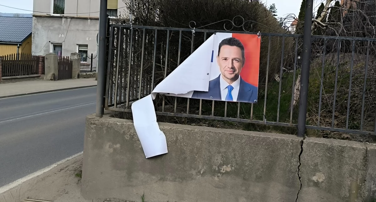 Wybory, polityka, Kolejny zniszczony - zdjęcie, fotografia