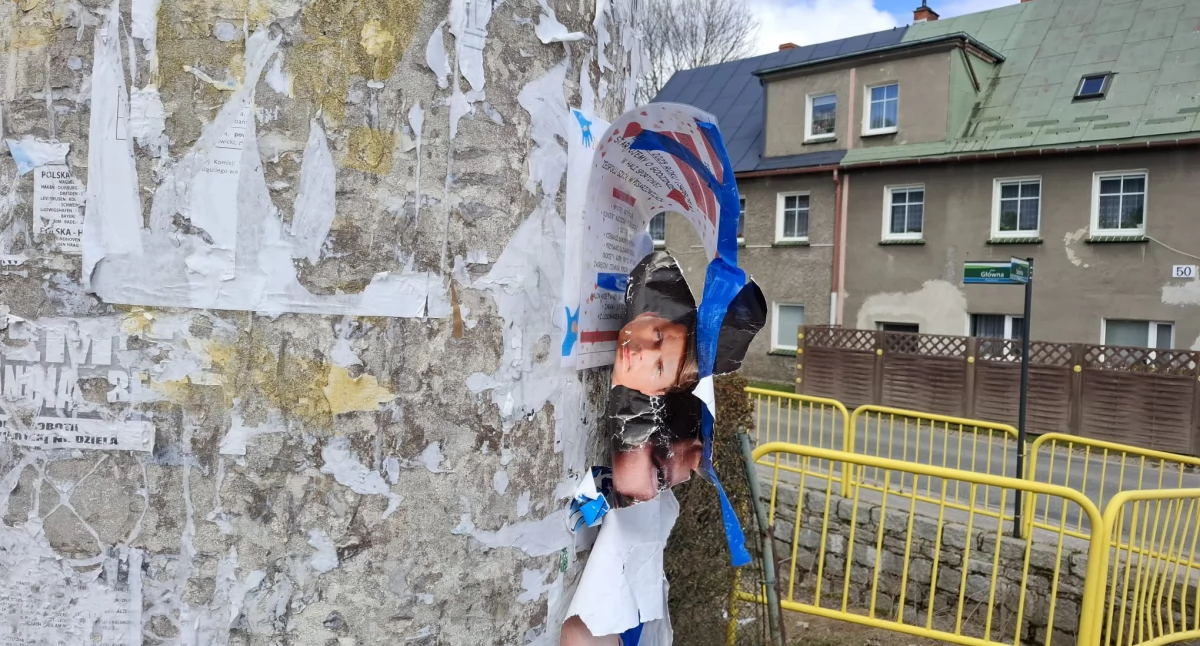Wybory, polityka, Resztki wyborczego plakatu - zdjęcie, fotografia